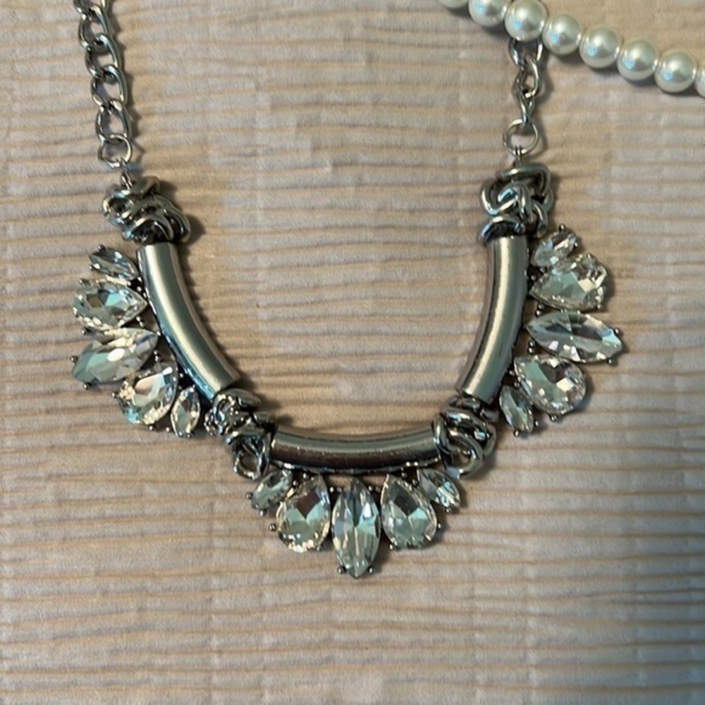 NWT Paparazzi Short Silver Necklace with Big Bold Diamond pendant w/ pearls - Picture 2 of 4